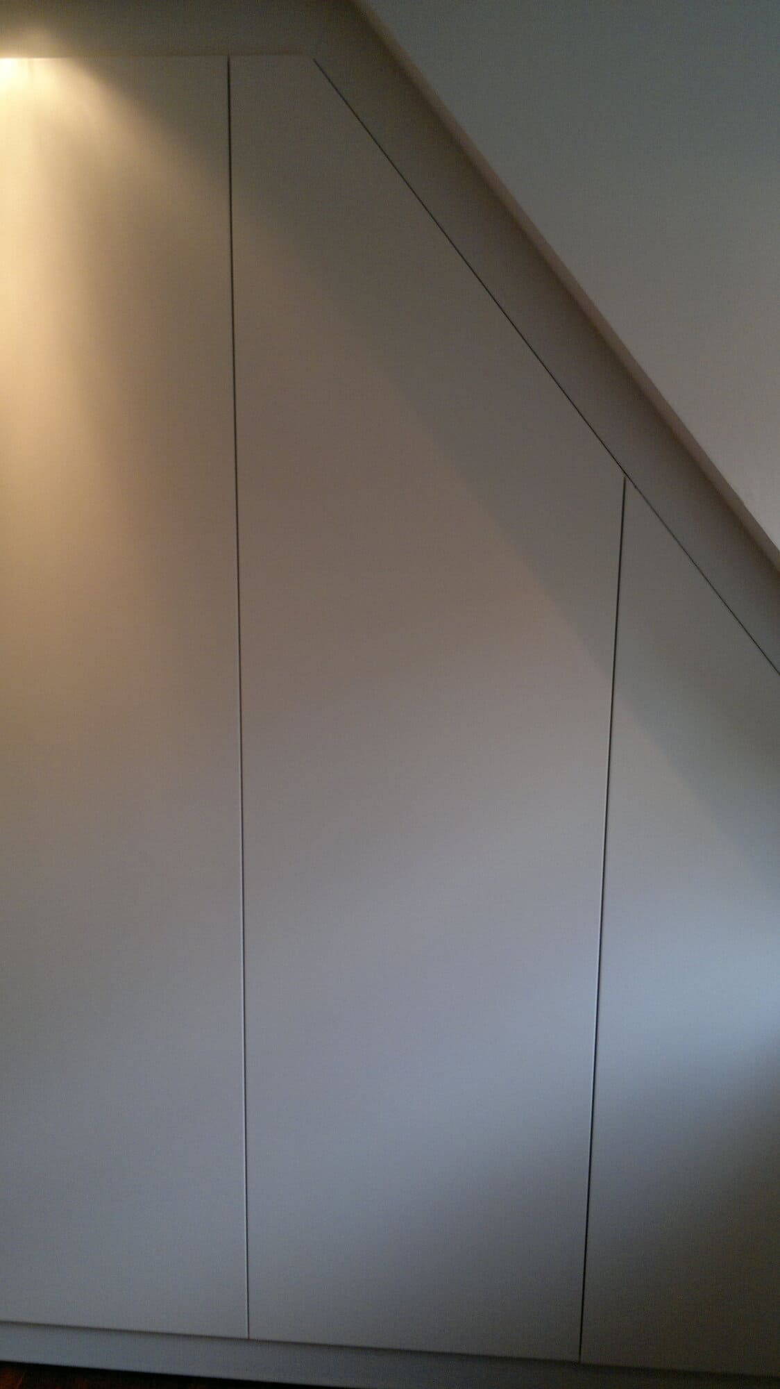 Schrank raumhoch unter Dachschräge – Tischler Gladbeck