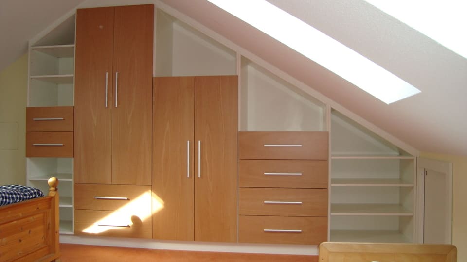 Schrank passgenau unter der Dachschräge – Tischler Castrop-Rauxel