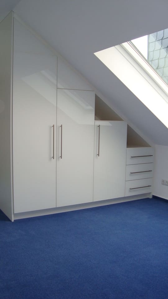 Hochglanz-Einbauschrank unter der Dachschräge – Tischler für Dorsten und Haltern am See
