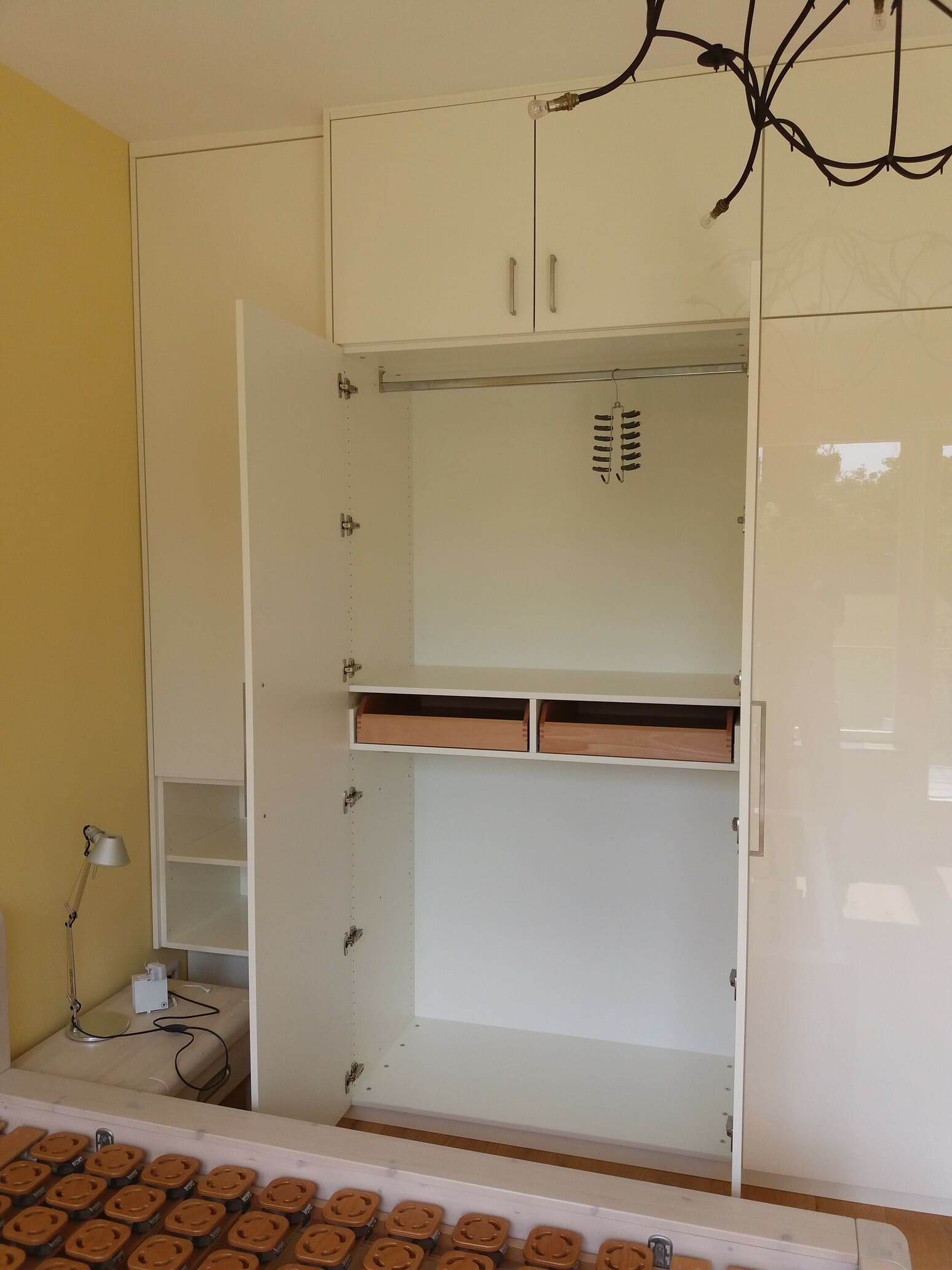 Kleiderschrank mit Kleiderstangen und Schubladen – Tischler Marl