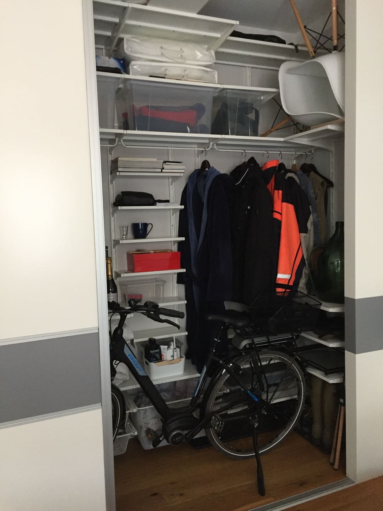 Schlafzimmer-Einbaumöbel mit horizontalen Sprossen – Tischler Herten