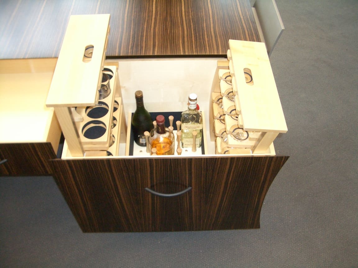 Sideboard mit geschwungenen Edelstahlstollen – Tischler Gladbeck